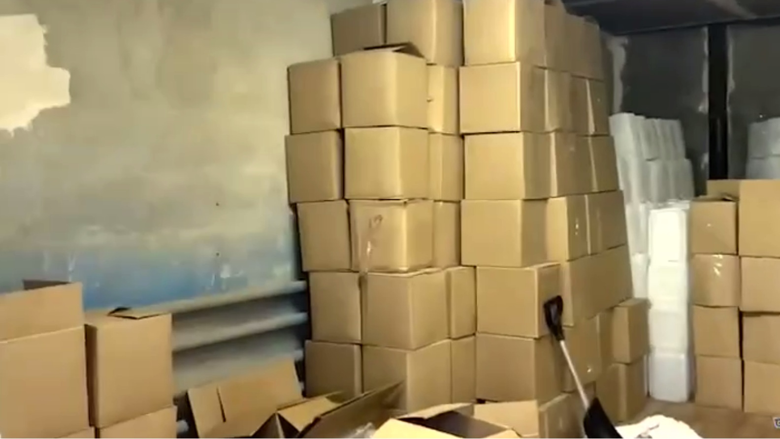 У саратовца нашли 1,5 тысячи бутылок с поддельными мартини, водкой и коньяком: начинается суд